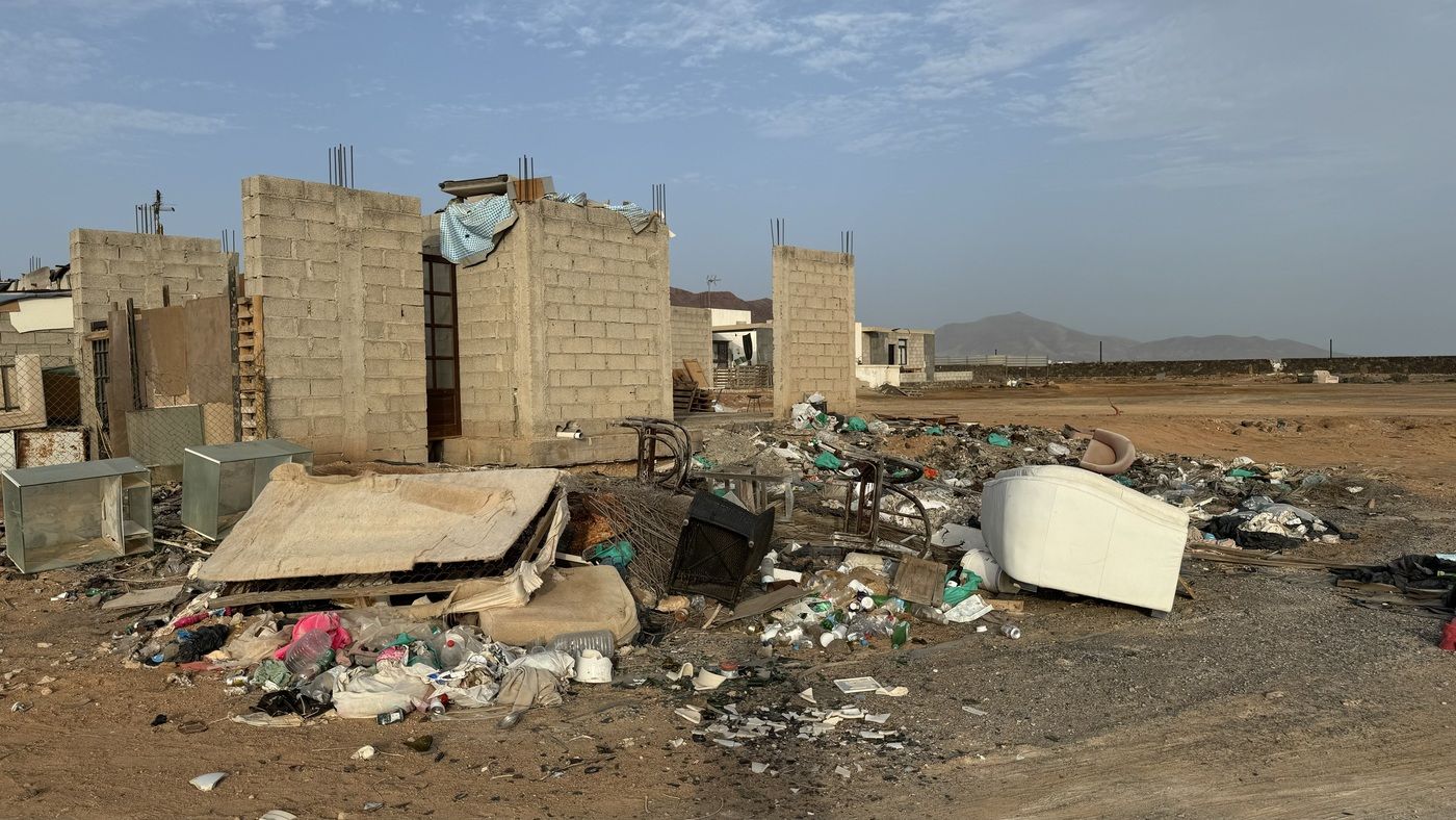 Urbanización de okupas próxima al Faro de Pechiguera, en Playa Blanca (Yaiza)