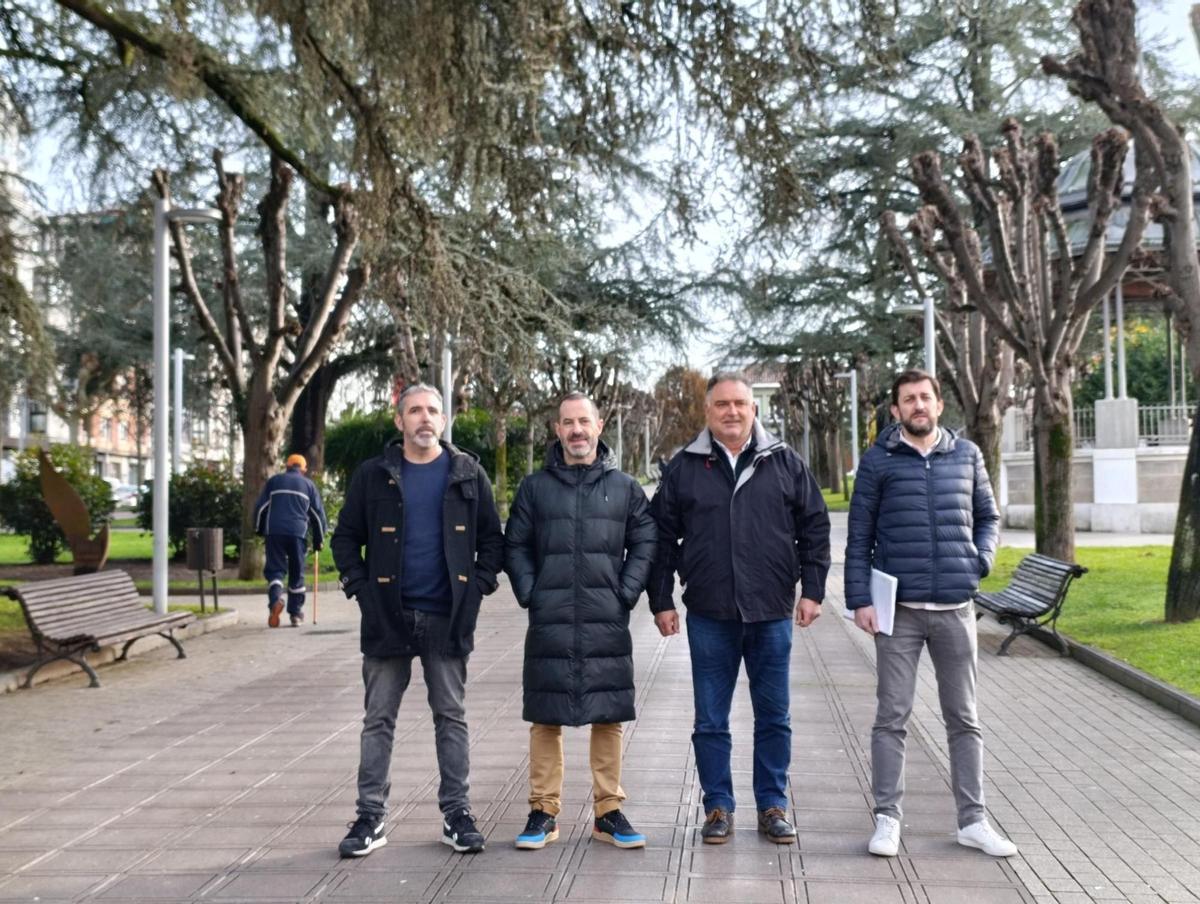Por la izquierda, Iván Miranda, de la empresa adjudicataria; Ángel García, Alejandro Villa, concejal de Alumbrado Público y Zonas Verdes; y el técnico municipal Juan Antonio Freije.
