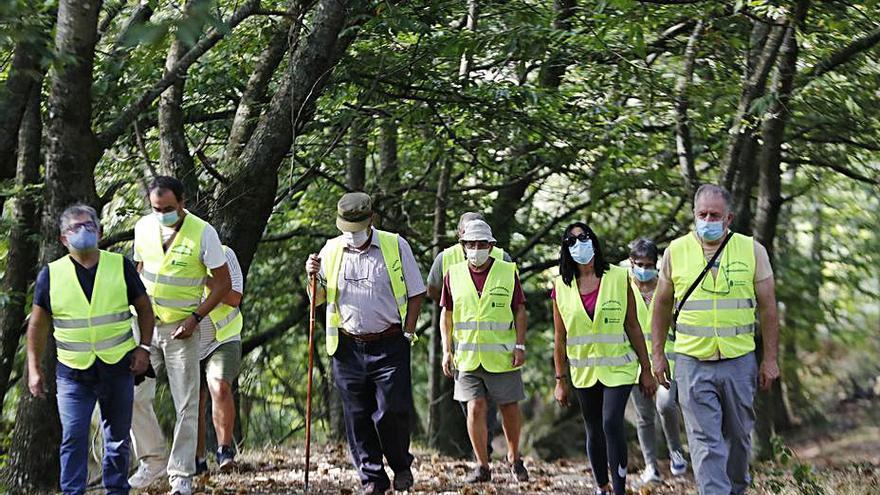 Abajo, un grupo de “chalecos amarillos” de patrulla contra incendios. |   // J. LORES