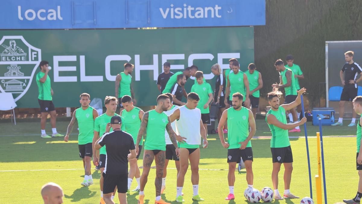 El Elche prepara la visita del Villarreal B con la única baja de John