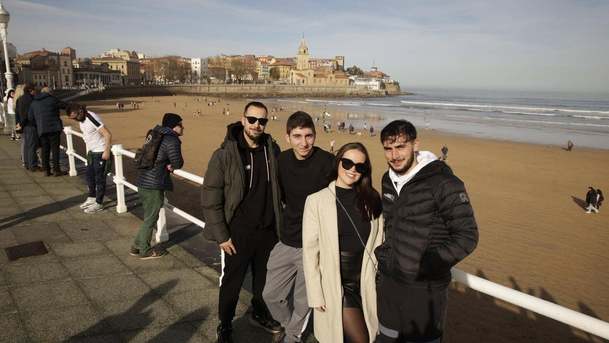El buen tiempo y el ambiente navideño llenan Gijón en el puente: "Es un bombazo" (Vídeo)