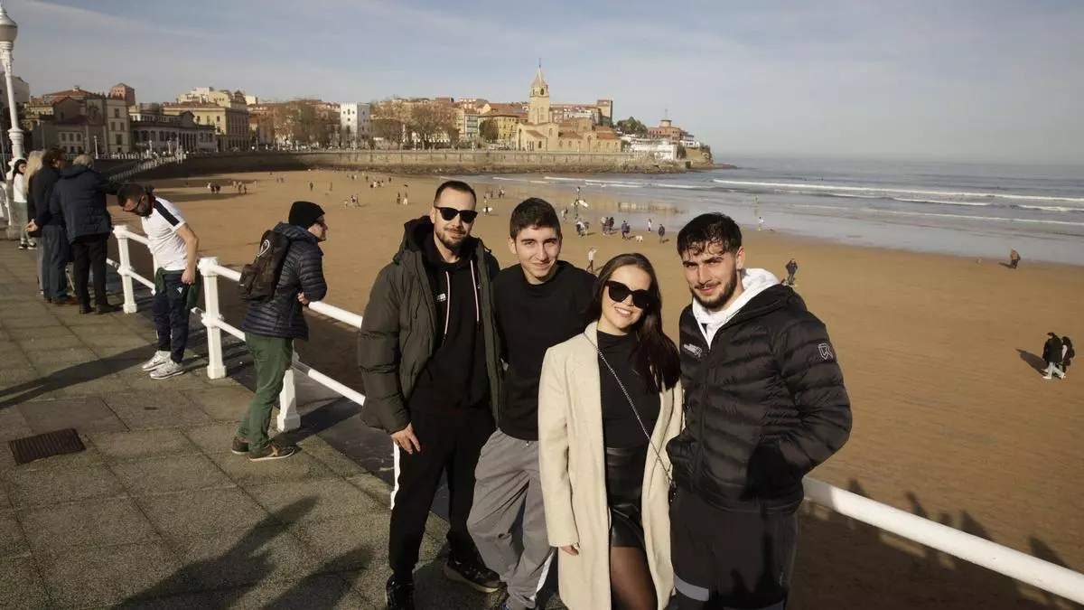 El buen tiempo y el ambiente navideño llenan Gijón en el puente: "es una bomba" (Video)