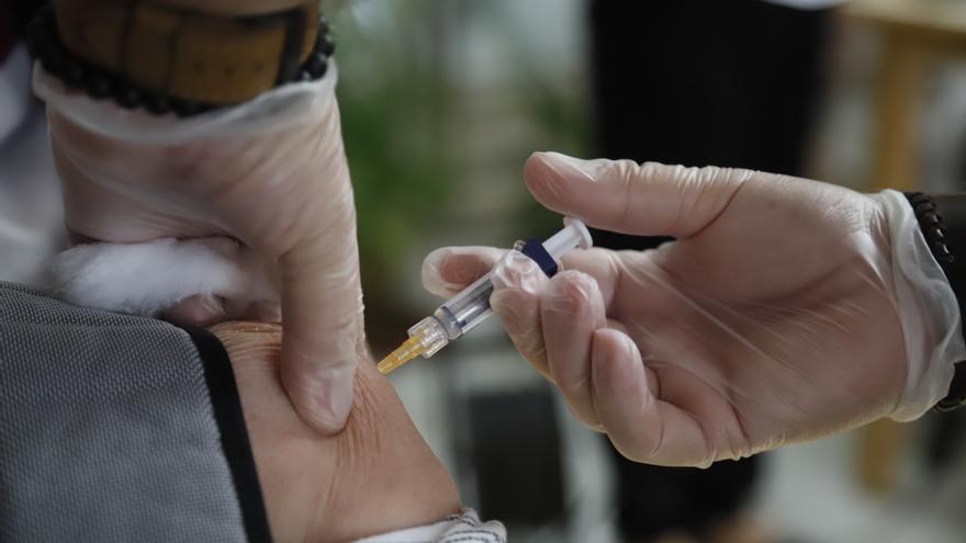 Andalucía pone desde este lunes la vacuna de recuerdo a mayores de 60 años