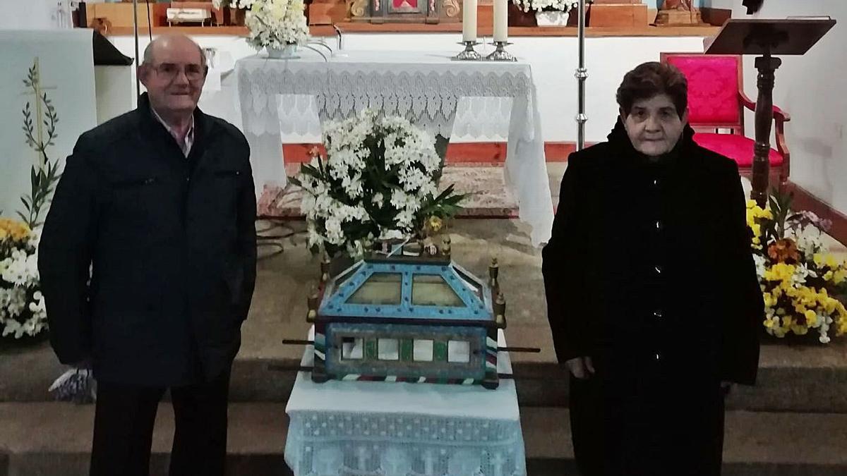 El artesano Pablo Blanco y su mujer en la iglesia de San Mamés de Bercianos con la obra. | Ch. S.