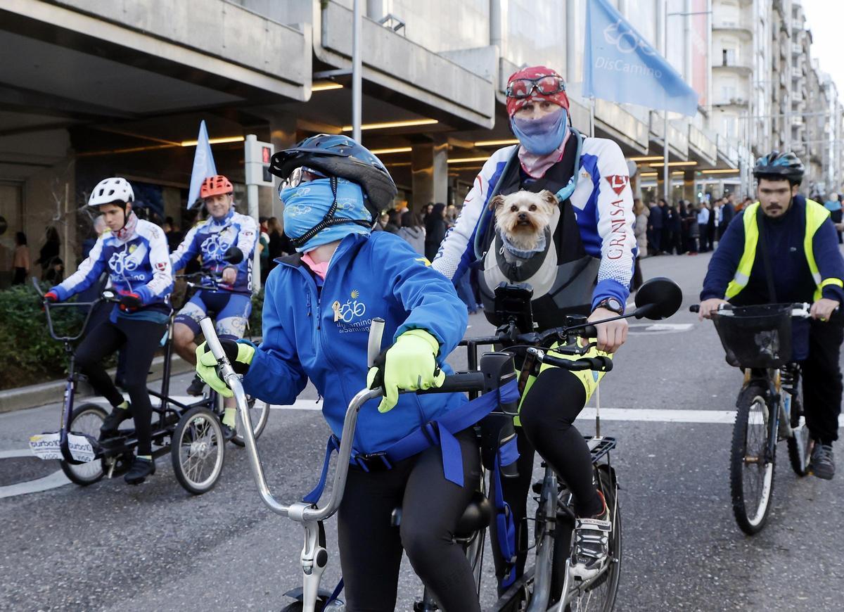 Discamino también participó en el lazo humano por el cáncer infantil (la perrita Siti con Javier Pitillas).