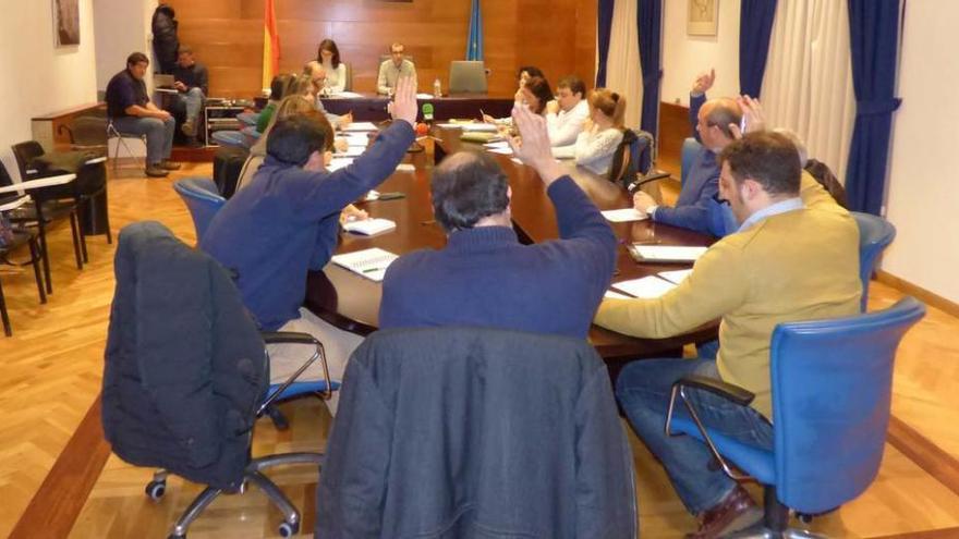 El PP votando la ordenanza sobre horarios.