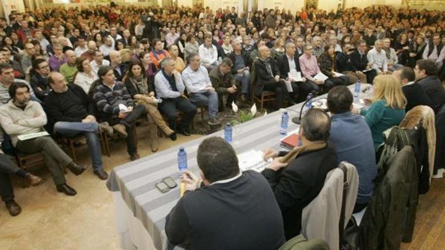 Un momento de la asamblea de trabajadores de Novagalicia Banco, ayer, en un restaurante de Santiago. / xoán álvarez