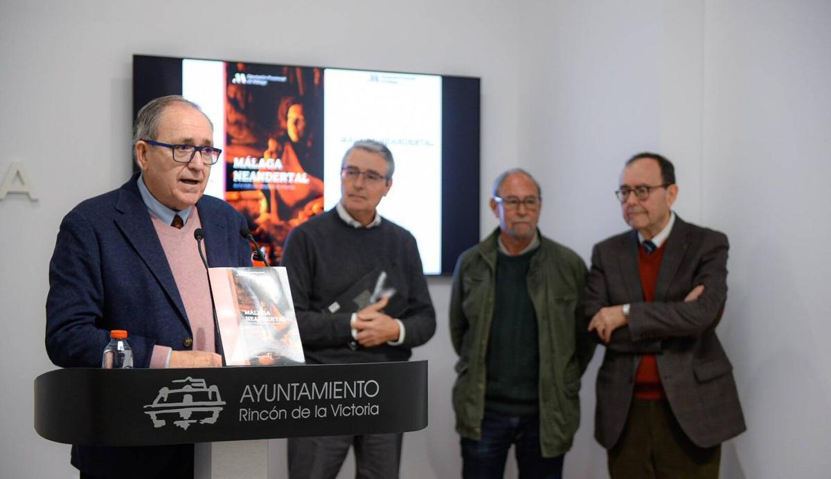 El arqueólogo Pedro Cantalejo presenta el libro ‘Málaga neandertal. Ruta por los orígenes de Málaga’.