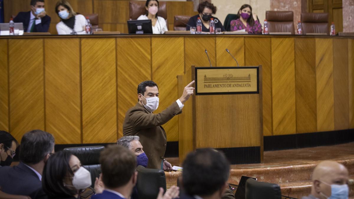 Juanma Moreno, en el Parlamento andaluz.