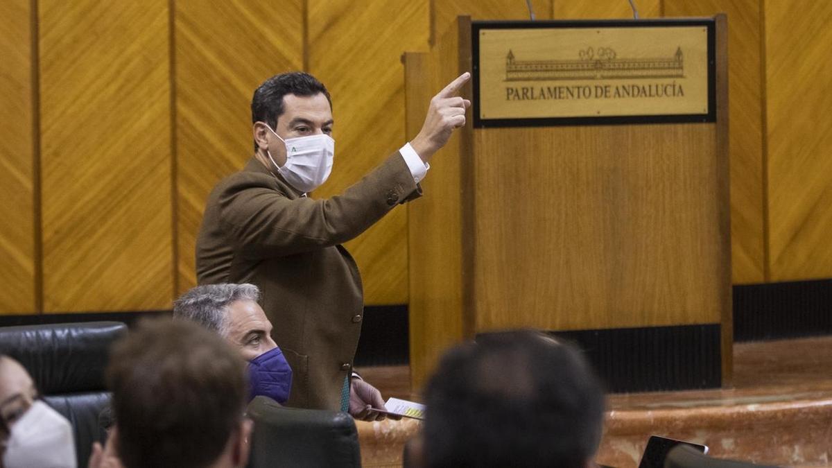 Juanma Moreno, en el Parlamento andaluz.