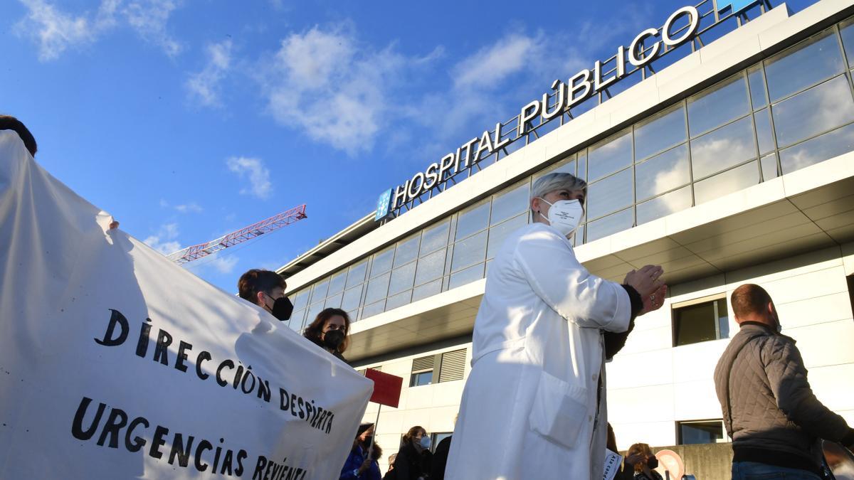 Otro momento de la protesta de ayer en las inmediaciones del Hospital de A Coruña.