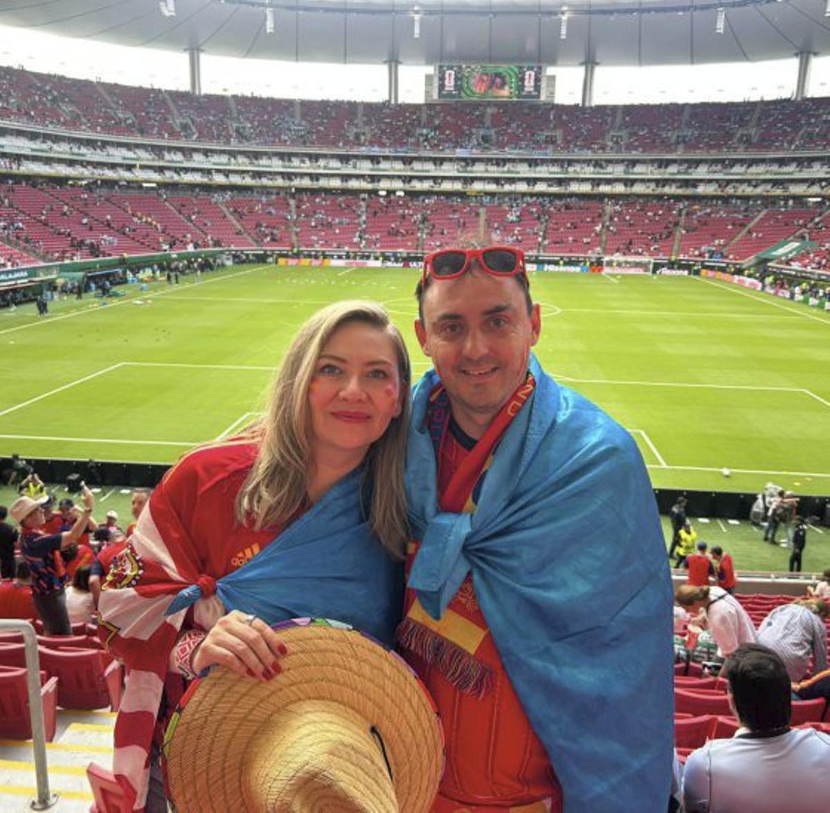 Diego, con una bandera emblemática de los orígenes del Sporting, en Atlanta, en el partido ante Cabo Verde.