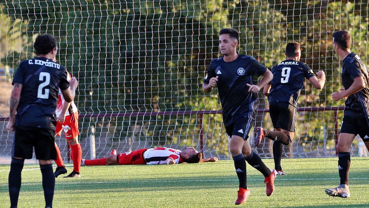 La cara y la cruz del partido, a la izquierda, el DUX marca su gol, y a la derecha, Carlos Ramos celebra el suyo ante la afición zamorana que viajó a Madrid. / Area 11