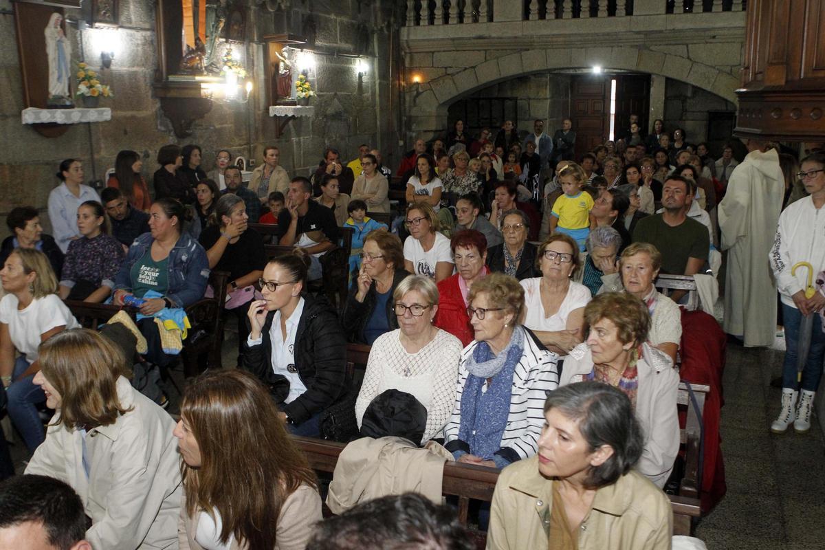 El templo de San Xulián se llenó de familiares de los niños de la guardería.