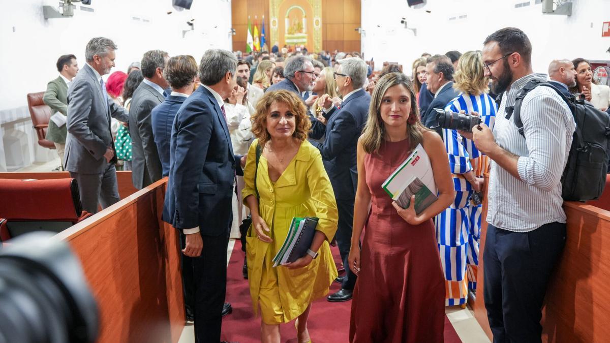 La secretaria general del PSOE-A y portavoz del grupo socialista, María Jesús Montero, abandona el pleno junto a su númeor dos, María Márquez.