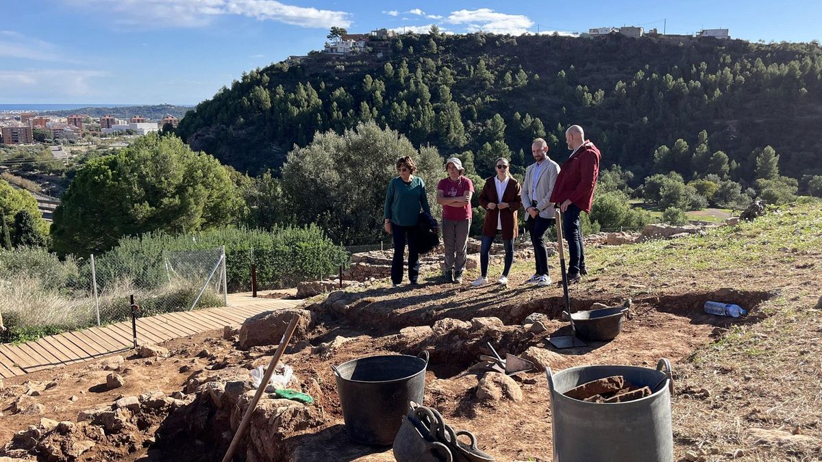 Imagen de archivo de una visita de la alcaldesa, Tania Baños, a trabajos de excavación realizados en el poblado.