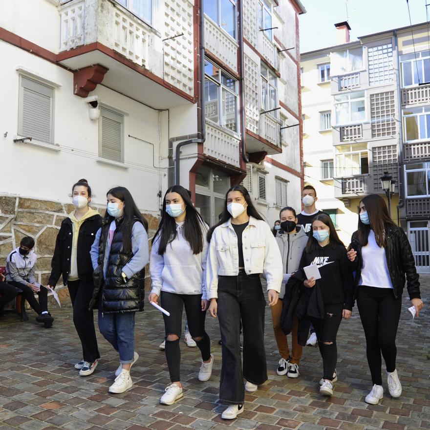 Un grupo de estudantes, camiñando entre bloques de Casas Baratas construidas durante o franquismo.//Bernabé/Javier Lalín