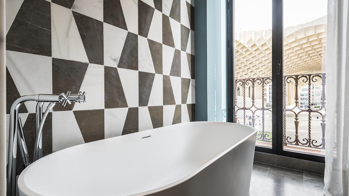 Una de las habitaciones del Intelier Casa de Indias, con bañera exenta y vistas directas a Las Setas de Sevilla.