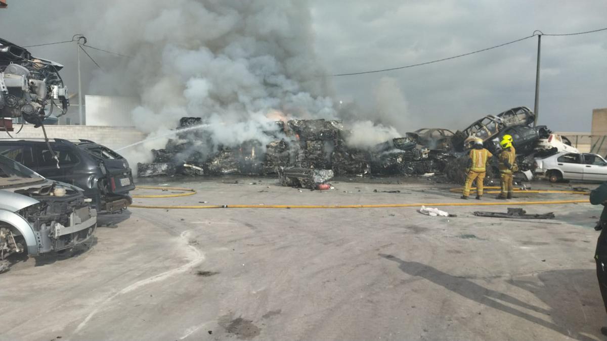 Los coches calcinándose durante el incendio esta mañana en Crevillent