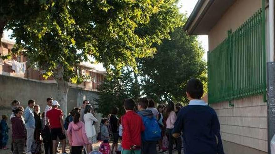 Un grupo de niños acude a clase.