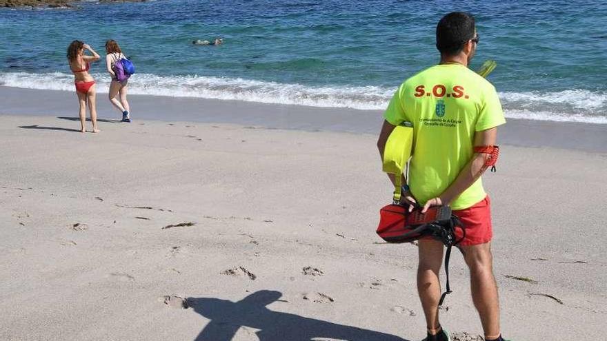 Un socorrista presta servicio en la playa de Riazor el pasado verano.