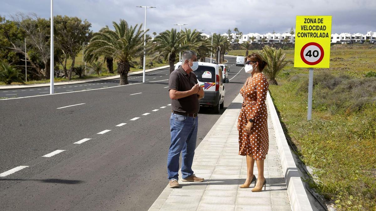 Eugenio Robayna y Olivia Duque en la Avenida de Las Palmeras de Costa Teguise.