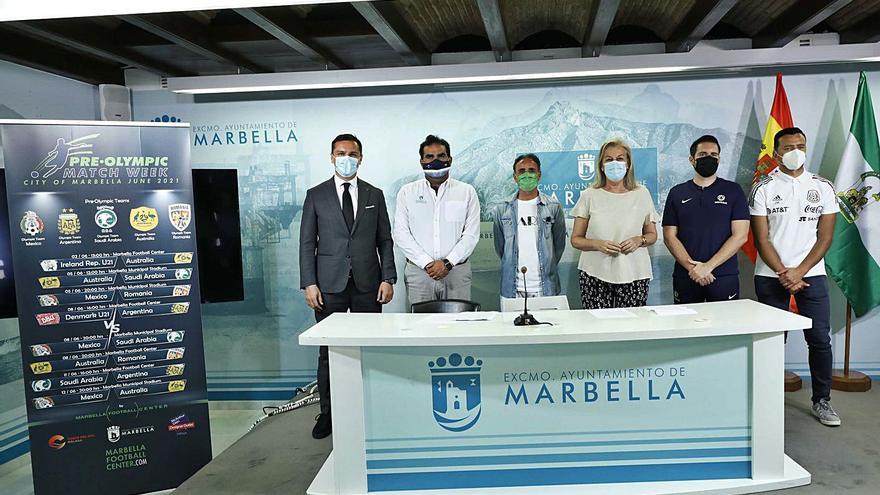 Organizadores en la presentación del torneo de fútbol de Marbella.