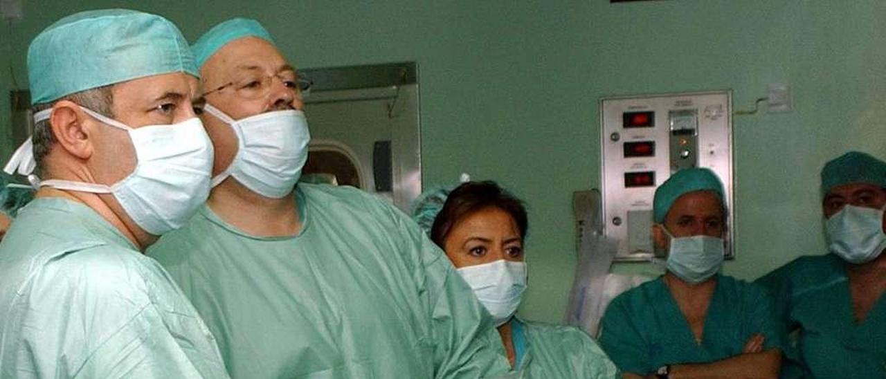 Operación mediante cirugía laparoscópica en el Complejo Hospitalario de Pontevedra. // Rafa Vázquez