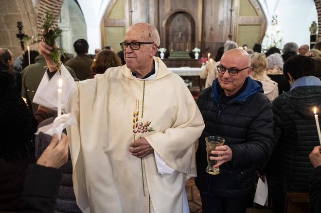Velas bendecidas y mucho sentimiento en la misa de Las Candelas