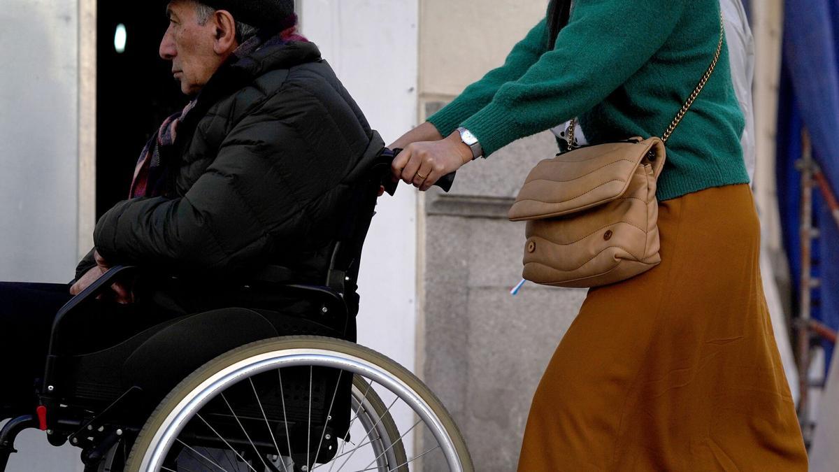 familiares que cuidan de sus mayores.