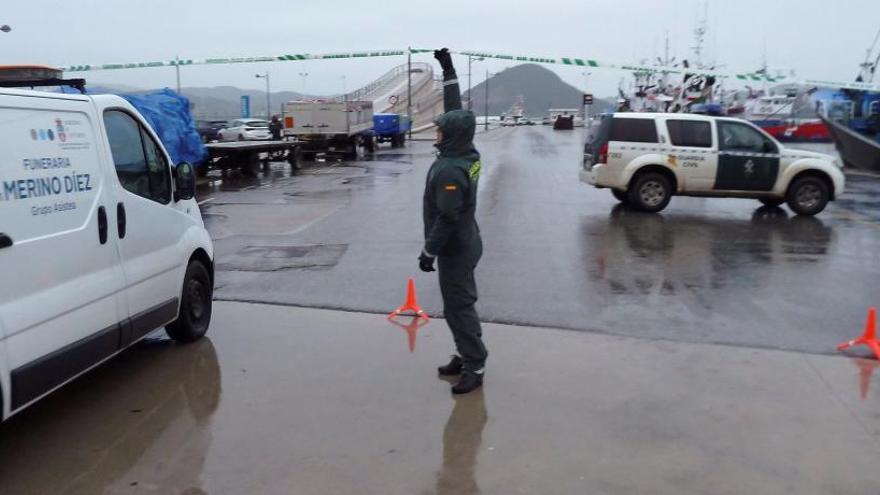 Agentes de la Guardia Civil en Santoña.