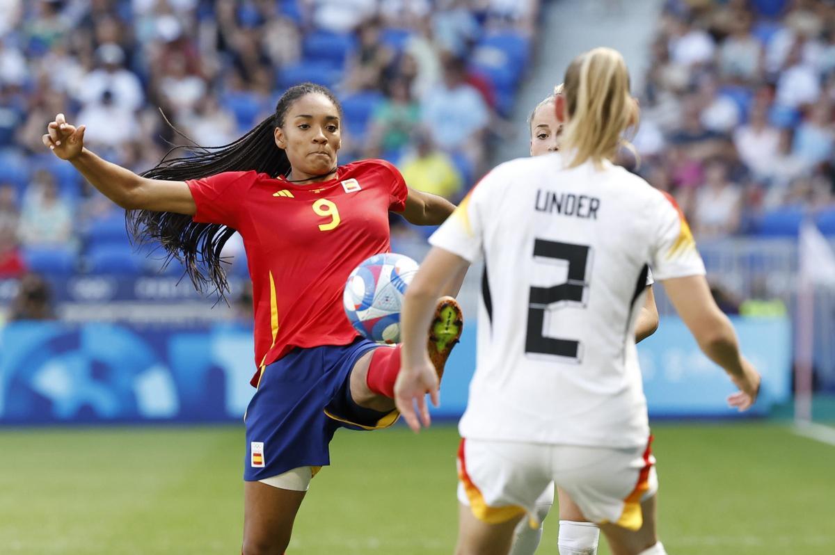 Salma Paralluelo disputa un balón ante la jugadora alemana Sarai Linder durante el partido por la medalla de bronce de los Juegos Olímpicos de París 2024 contra Alemania este viernes en el Estadio de Lyon. Salma Paralluelo disputa un balón ante la jugadora alemana Sarai Linder durante el partido por la medalla de bronce de los Juegos Olímpicos de París 2024 contra Alemania este viernes en el Estadio de Lyon.