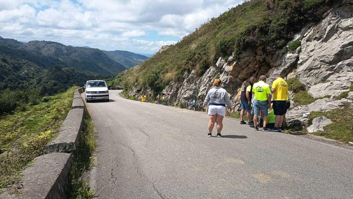 Varias opersonas atienden a los ciclistas accidentados.