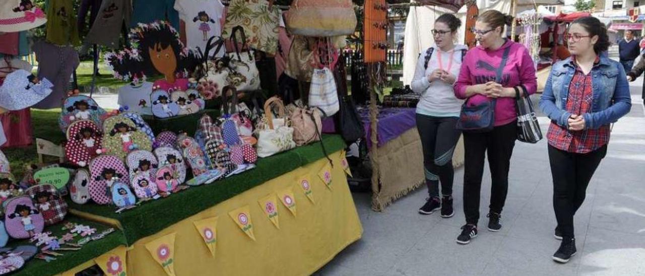 Puestos del Mercado Medieval celebrado el pasado año en Vilagarcía. // Noé Parga