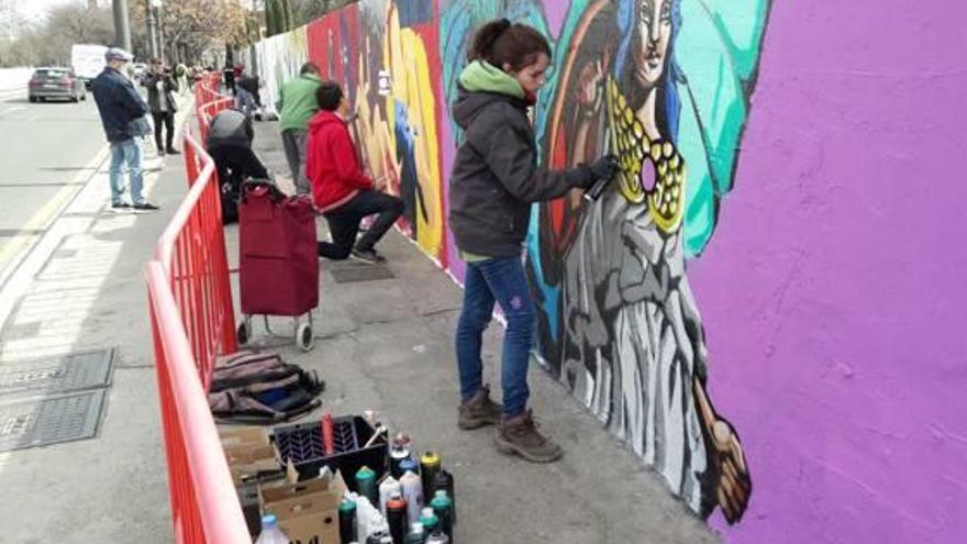 Artistas emergentes pintan 89 metros por el 8 de marzo