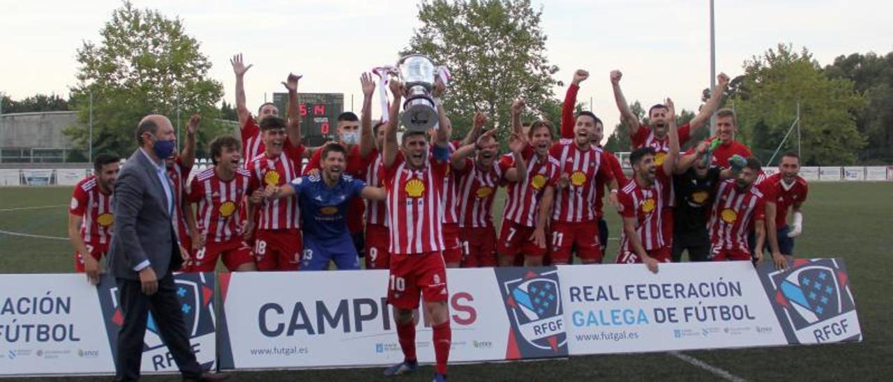 Arriba, Rafael Louzan entregando al Alondras la Copa,; abajo, un momento del partido contra el Somozas. |  // BERNABÉ