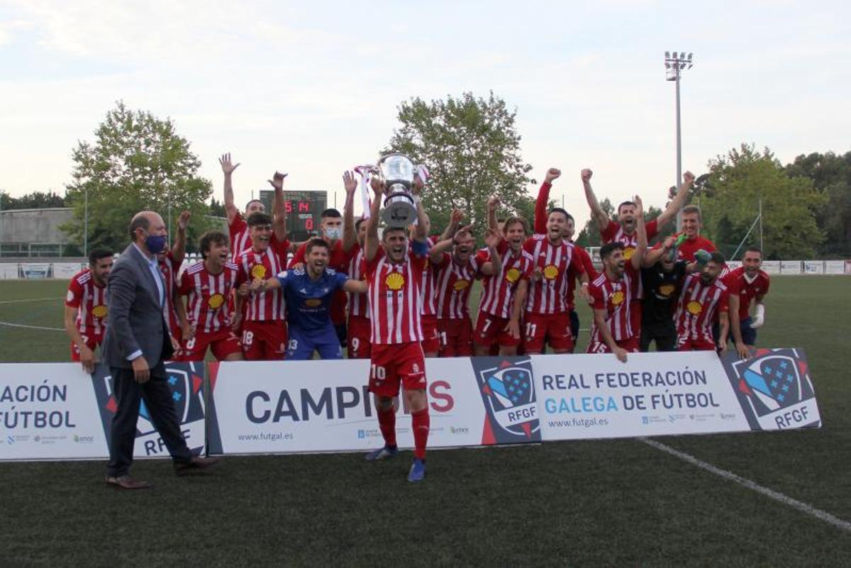 Arriba, Rafael Louzan entregando al Alondras la Copa,; abajo, un momento del partido contra el Somozas. |  // BERNABÉ