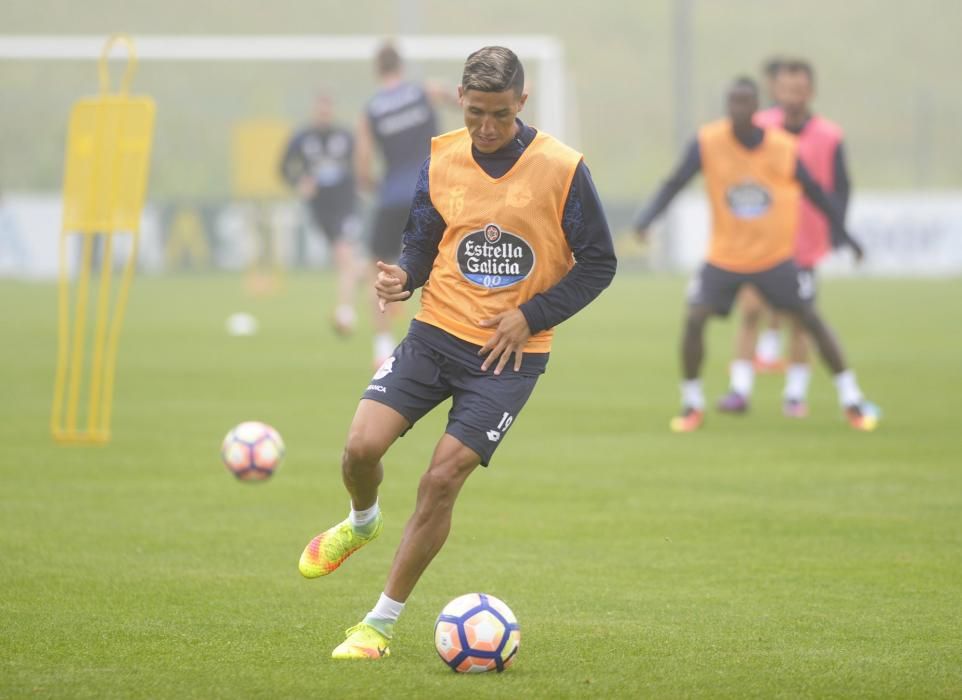 Los de Gaizka Garitano preparan el encuentro en Riazor con las bajas de Joselu y Carles Gil.