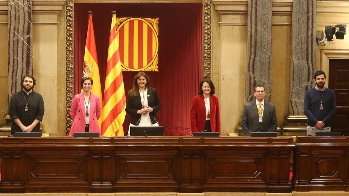 Mesa del Parlament recién constiuida. Mesa del Parlament recién constiuida.