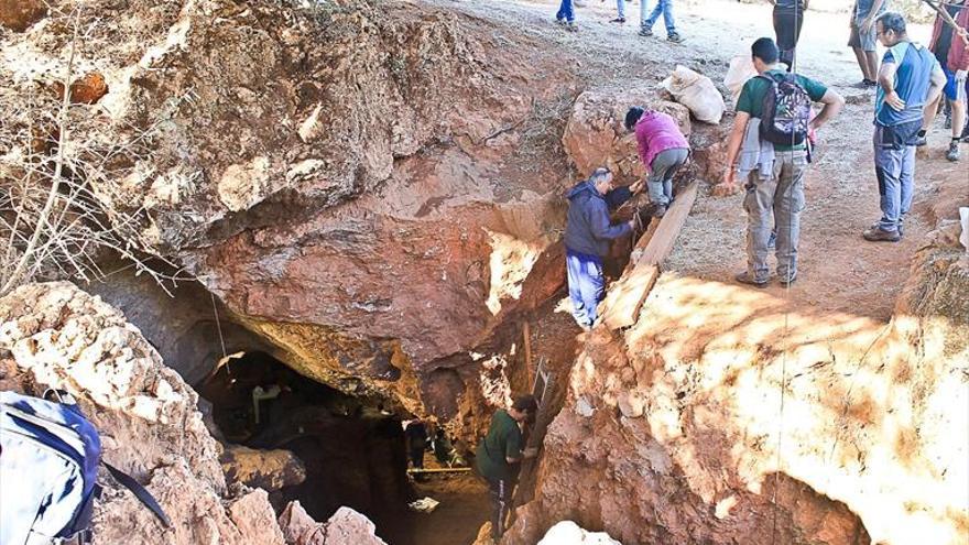 Un día de excavaciones en la cueva de Santa Ana