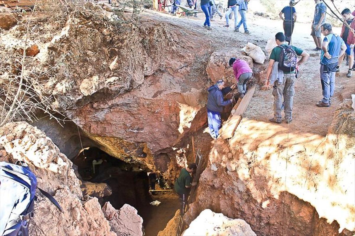 Un día de excavaciones en la cueva de Santa Ana