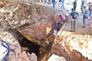 Un día de excavaciones en la cueva de Santa Ana