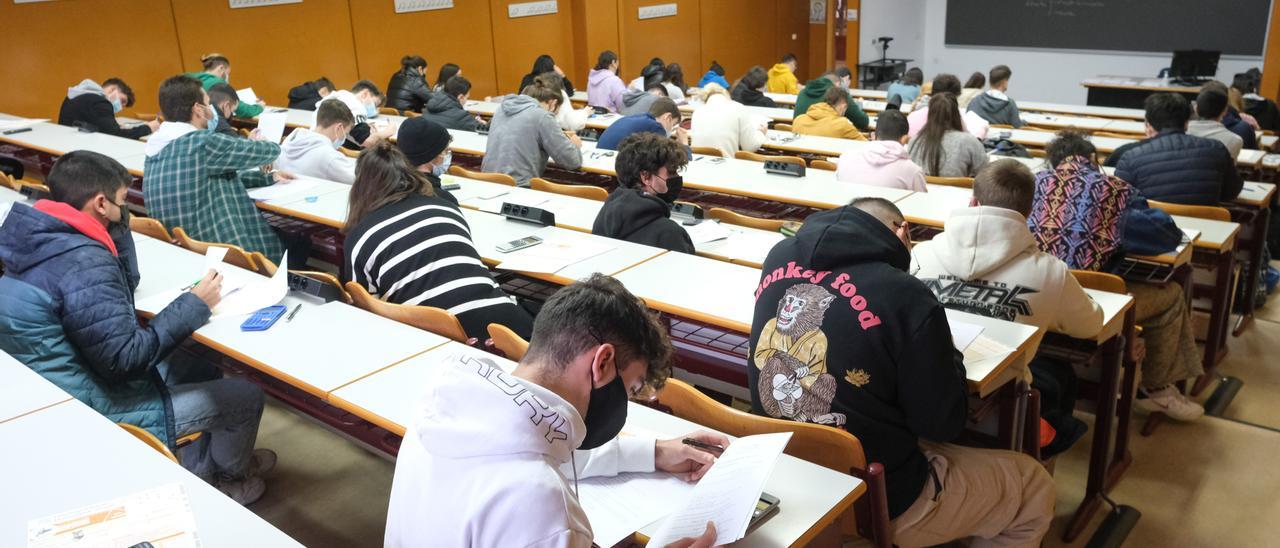 Estudiantes de la Universidad de Alicante, durante un examen.