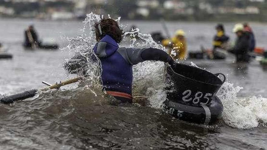 Una fotografía sobre el marisqueo en la Ría de Noia-Muros, premiada por la ONCE