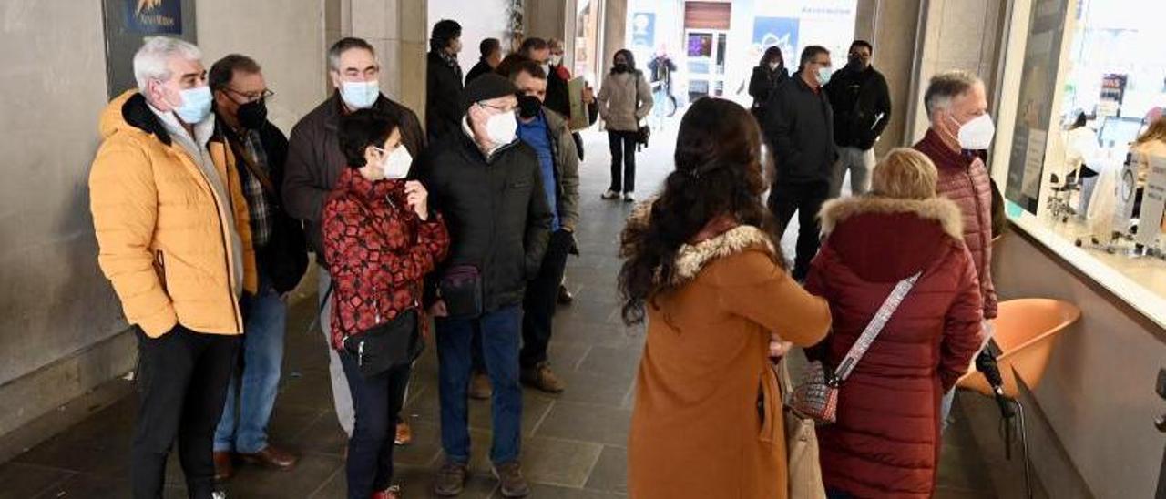 Ciudadanos hacen cola en las oficinas de una compañía eléctrica en Pontevedra.  // RAFA VÁZQUEZ