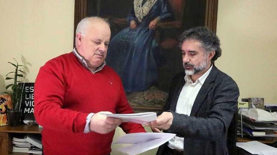 Jesús Busto y Xosé Rodríguez en la firma del convenio. // A.H.