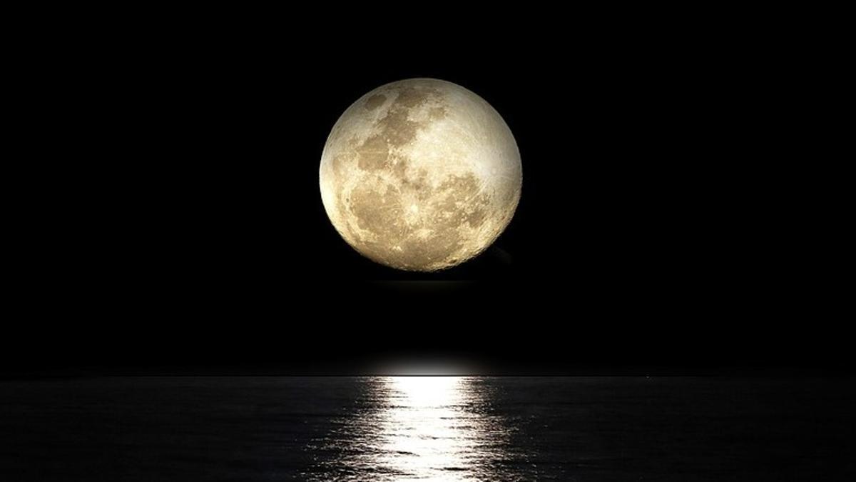 Luna llena sobre el mar.