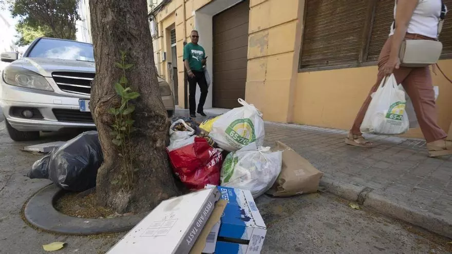 Cubos rotos por el vandalismo y basura mal depositada en las calles de Ontinyent
