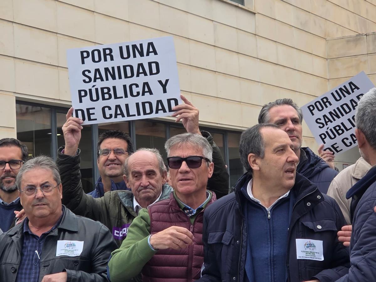 Uno de los concetrado muestra un cartel que pide "una sanidad pública y de calidad"