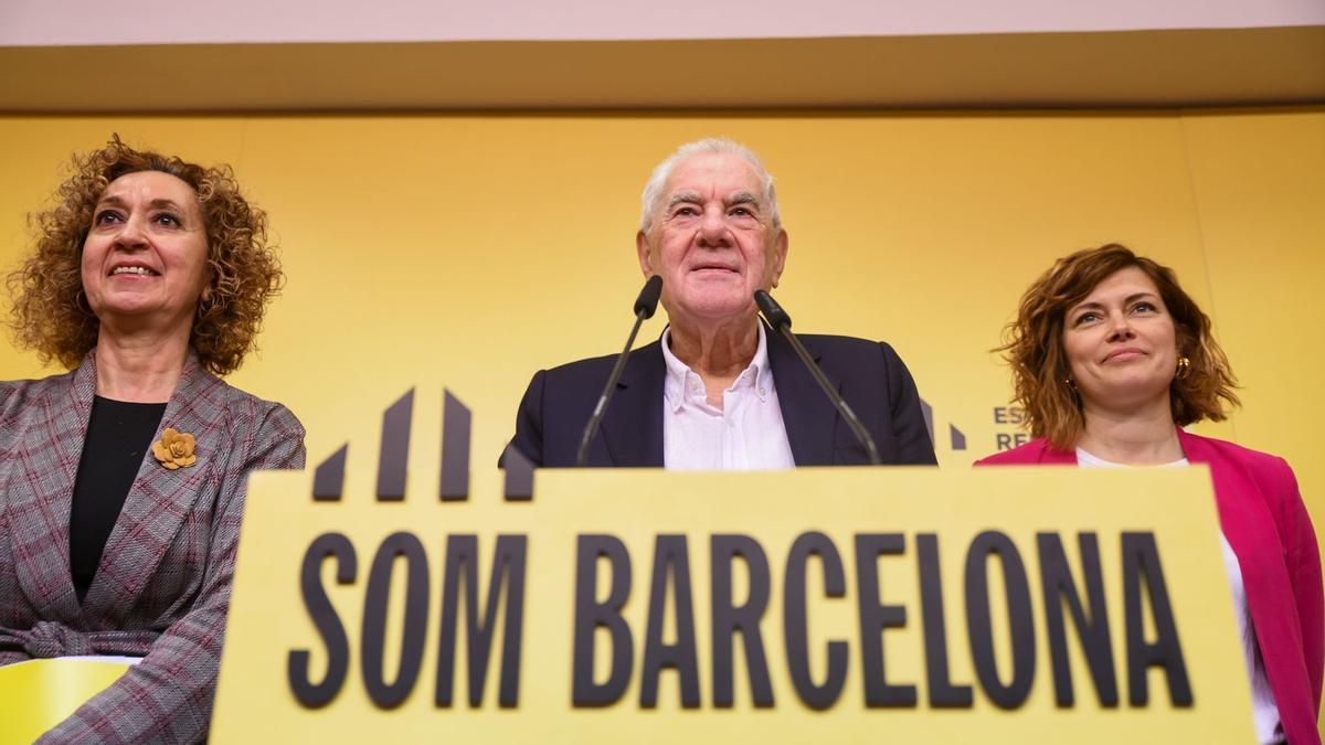 El alcaldable de ERC en Barcelona, Ernest Maragall, flanqueado por Ester Capella y Elisenda Alamany.